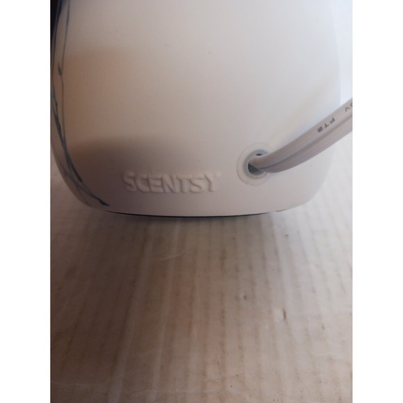FREE TO FLY Butterfly Scentsy Wax Warmer Uses 25 Watt Bulb - Picture 7 of 9
